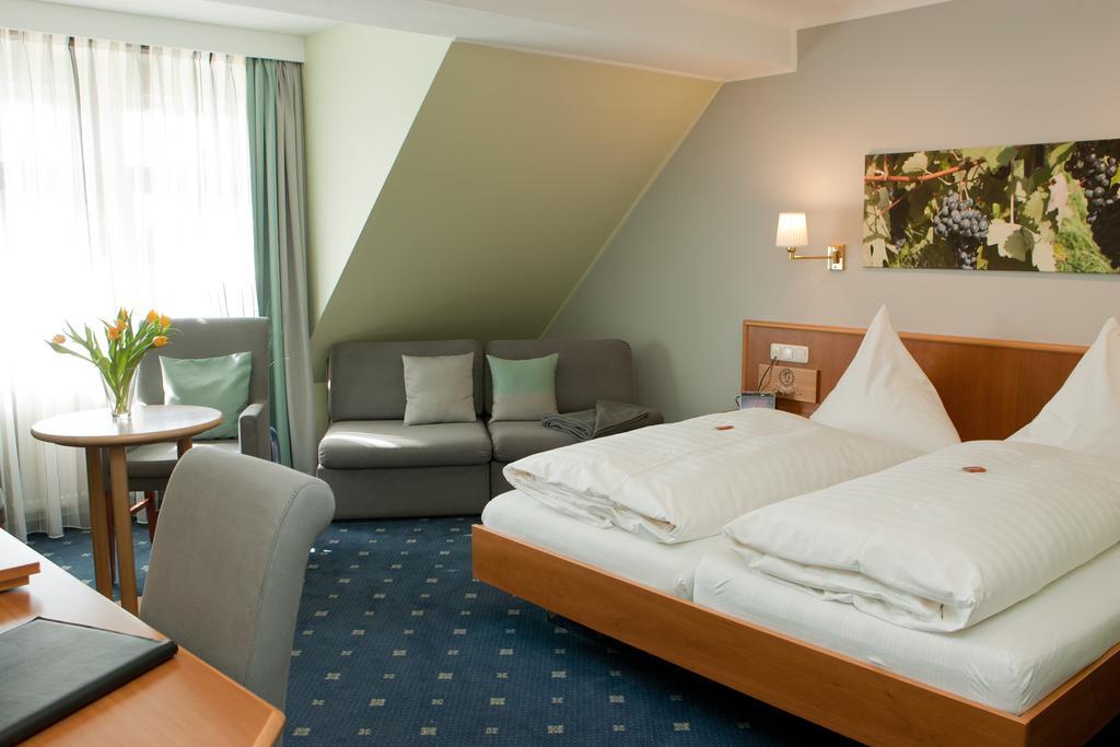Landhotel Zur Bretzel Babenhausen  Værelse billede